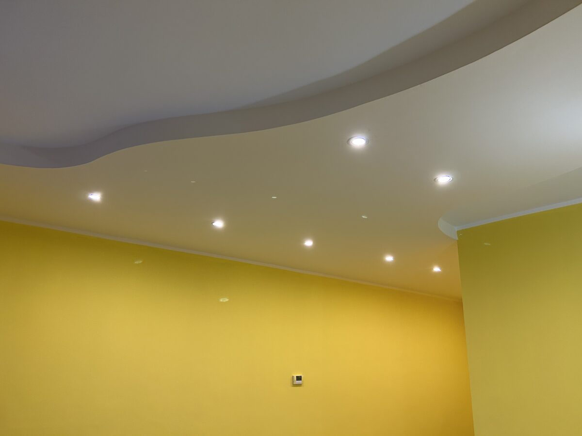Controsoffitto curvo con faretti a incasso