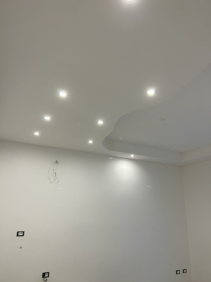 Lavorazione controsoffitto in corso